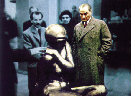 Atatürk Istanbul Arkeoloji Müzesinde (1933)