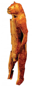 Almanya’da Ulmer Müzesinde sergilenen yaklaşık MÖ 30.000’li yıllara ait fil dişinden yapılmış Aslan Adam heykelciği
