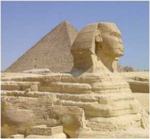Kefren Piramidi’nin yanındaki sfenks anıtı